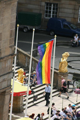 Regenbogenfahne am Rathaus zum CSD 2011